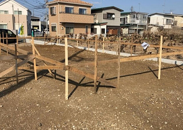 木造住宅とは土台、壁、柱など建築物の強度を支える構造体の材に木が使用されている構造を指します。構造体は建物の自重を支えるだけではなく風圧や水圧、積裁荷重などあらゆる衝撃に耐えるための基礎です。