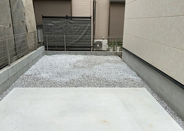家族でのBBQを行うのであれば3坪程度の広さがあればよいでしょう。ガーデニングや家庭菜園を楽しむ際は、手入れが行き届く範囲にすると安心です。また、庭のある方角や接道が気になる方は事前に確認しましょう。