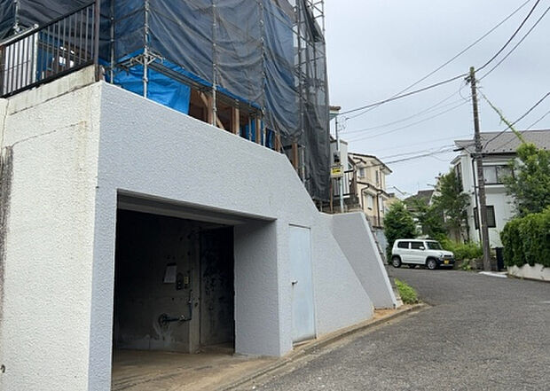 住宅用の土地では前面道路に2m以上接していなければならないと法律で定められています。しかし、お持ちの車のサイズやライフスタイルなどにより、2mでは利便が悪い場合もございますので、事前に確認しましょう。