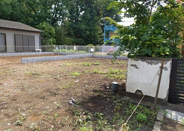 現地をご見学に行く際は、道路の幅や周辺の交通量、施設などをご確認頂くことをおすすめします！ある程度イメージをつけたいという場合は、同売主の施工事例や完成パースもお見せします。