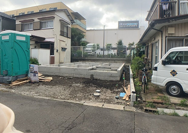 木造住宅とは土台、壁、柱など建築物の強度を支える構造体の材に木が使用されている構造を指します。構造体は建物の自重を支えるだけではなく風圧や水圧、積裁荷重などあらゆる衝撃に耐えるための基礎です。