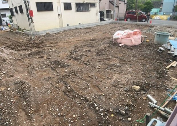 木造住宅とは土台、壁、柱など建築物の強度を支える構造体の材に木が使用されている構造を指します。構造体は建物の自重を支えるだけではなく風圧や水圧、積裁荷重などあらゆる衝撃に耐えるための基礎です。