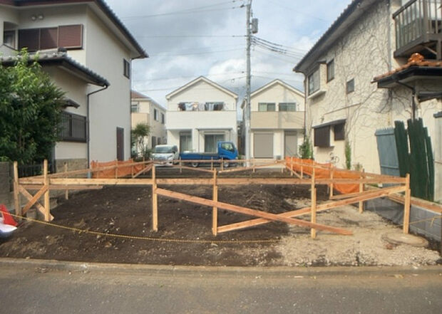 木造住宅とは土台、壁、柱など建築物の強度を支える構造体の材に木が使用されている構造を指します。構造体は建物の自重を支えるだけではなく風圧や水圧、積裁荷重などあらゆる衝撃に耐えるための基礎です。
