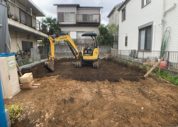 住宅用の土地では前面道路に2m以上接していなければならないと法律で定められています。しかし、お持ちの車のサイズやライフスタイルなどにより、2mでは利便が悪い場合もございますので、事前に確認しましょう。