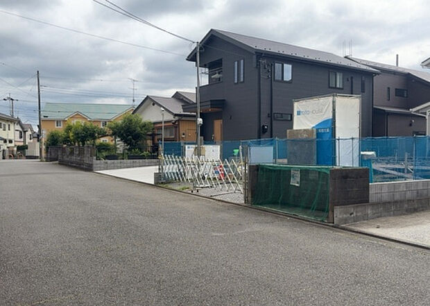 住宅用の土地では前面道路に2m以上接していなければならないと法律で定められています。しかし、お持ちの車のサイズやライフスタイルなどにより、2mでは利便が悪い場合もございますので、事前に確認しましょう。