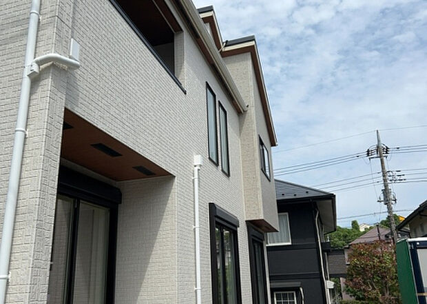 木造住宅とは土台、壁、柱など建築物の強度を支える構造体の材に木が使用されている構造を指します。構造体は建物の自重を支えるだけではなく風圧や水圧、積裁荷重などあらゆる衝撃に耐えるための基礎です。