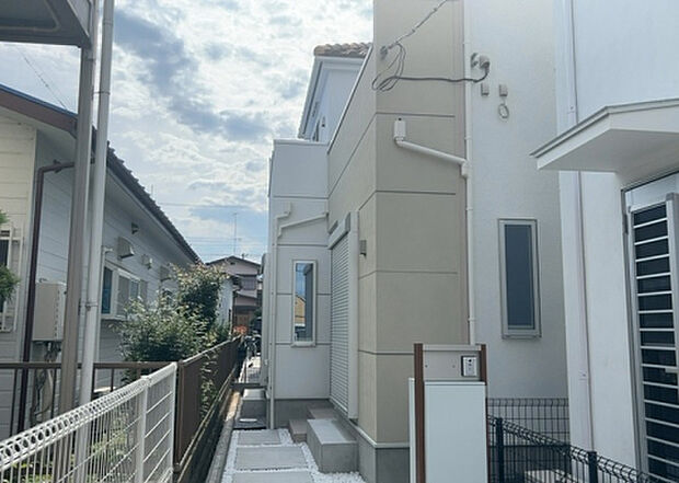 木造住宅とは土台、壁、柱など建築物の強度を支える構造体の材に木が使用されている構造を指します。構造体は建物の自重を支えるだけではなく風圧や水圧、積裁荷重などあらゆる衝撃に耐えるための基礎です。