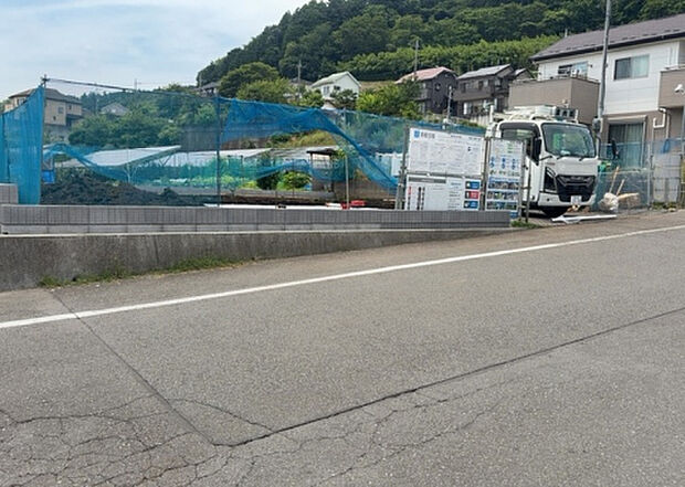 住宅用の土地では前面道路に2m以上接していなければならないと法律で定められています。しかし、お持ちの車のサイズやライフスタイルなどにより、2mでは利便が悪い場合もございますので、事前に確認しましょう。