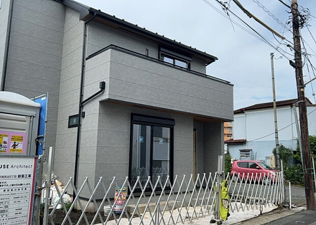住宅用の土地では前面道路に2m以上接していなければならないと法律で定められています。しかし、お持ちの車のサイズやライフスタイルなどにより、2mでは利便が悪い場合もございますので、事前に確認しましょう。