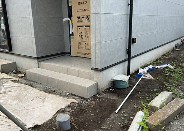 木造住宅とは土台、壁、柱など建築物の強度を支える構造体の材に木が使用されている構造を指します。構造体は建物の自重を支えるだけではなく風圧や水圧、積裁荷重などあらゆる衝撃に耐えるための基礎です。