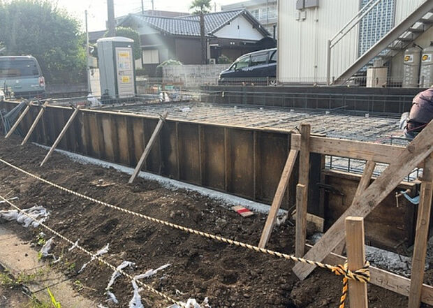 木造住宅とは土台、壁、柱など建築物の強度を支える構造体の材に木が使用されている構造を指します。構造体は建物の自重を支えるだけではなく風圧や水圧、積裁荷重などあらゆる衝撃に耐えるための基礎です。
