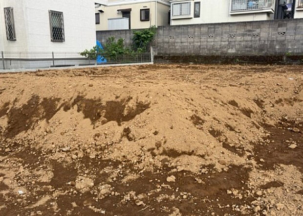 木造住宅とは土台、壁、柱など建築物の強度を支える構造体の材に木が使用されている構造を指します。構造体は建物の自重を支えるだけではなく風圧や水圧、積裁荷重などあらゆる衝撃に耐えるための基礎です。