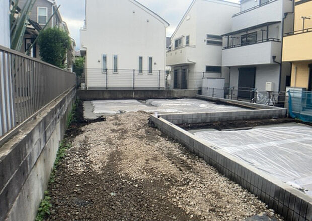現地をご見学に行く際は、道路の幅や周辺の交通量、施設などをご確認頂くことをおすすめします！ある程度イメージをつけたいという場合は、同売主の施工事例や完成パースもお見せします。