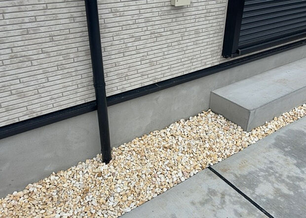 木造住宅とは土台、壁、柱など建築物の強度を支える構造体の材に木が使用されている構造を指します。構造体は建物の自重を支えるだけではなく風圧や水圧、積裁荷重などあらゆる衝撃に耐えるための基礎です。