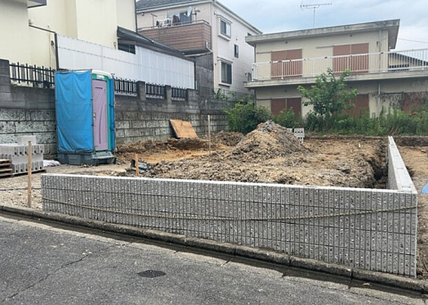 現地をご見学に行く際は、道路の幅や周辺の交通量、施設などをご確認頂くことをおすすめします!ある程度イメージをつけたいという場合は、同売主の施工事例や完成パースもお見せします。