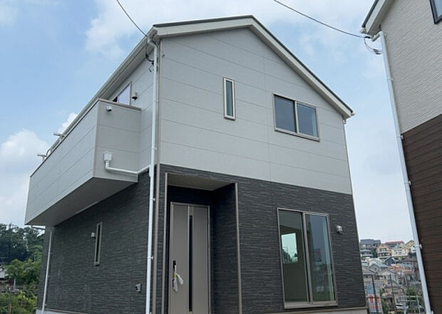 ついに完成致しました!現地をご見学に行く際は、道路の幅や周辺の交通量、施設などをご確認頂くことをおすすめします!物件の流れが早いため、内見をしたい方はお早めに当社営業までお問い合わせ頂きご予約下さい!