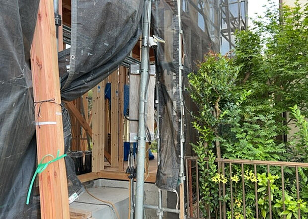 木造住宅とは土台、壁、柱など建築物の強度を支える構造体の材に木が使用されている構造を指します。構造体は建物の自重を支えるだけではなく風圧や水圧、積裁荷重などあらゆる衝撃に耐えるための基礎です。