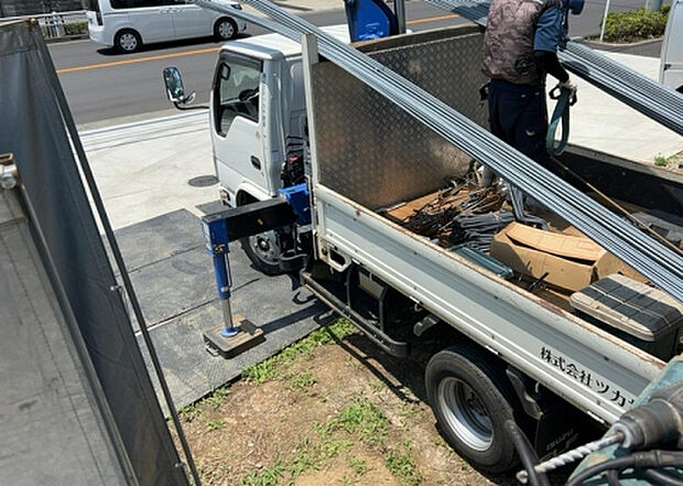 車一台あたりに必要なスペースは、標準サイズの普通自動車で横幅2m50cm、長さ5mは必要になります。ただし、乗降のことも考慮して横幅3m30cm、長さ5m50cmほどは確保できるところを選びましょう。