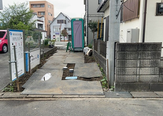 住宅用の土地では前面道路に2m以上接していなければならないと法律で定められています。しかし、お持ちの車のサイズやライフスタイルなどにより、2mでは利便が悪い場合もございますので、事前に確認しましょう。