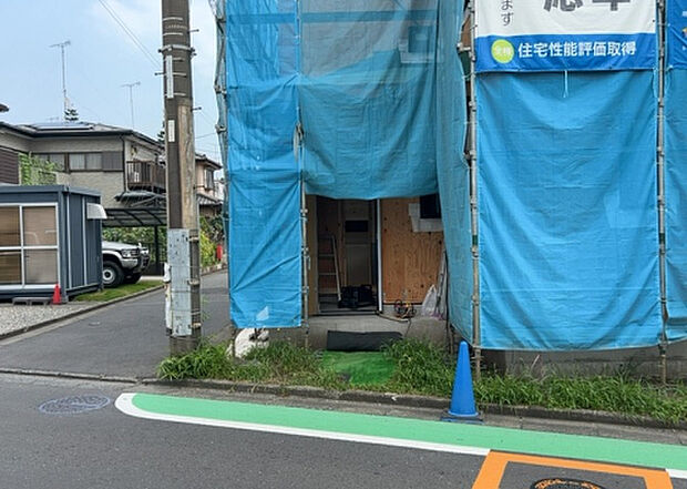 木造住宅とは土台、壁、柱など建築物の強度を支える構造体の材に木が使用されている構造を指します。構造体は建物の自重を支えるだけではなく風圧や水圧、積裁荷重などあらゆる衝撃に耐えるための基礎です。