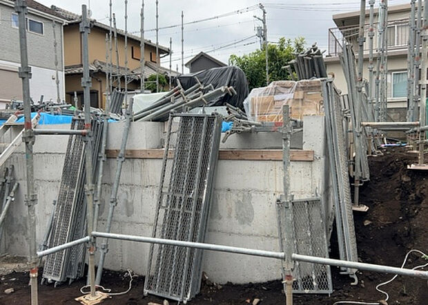 木造住宅とは土台、壁、柱など建築物の強度を支える構造体の材に木が使用されている構造を指します。構造体は建物の自重を支えるだけではなく風圧や水圧、積裁荷重などあらゆる衝撃に耐えるための基礎です。