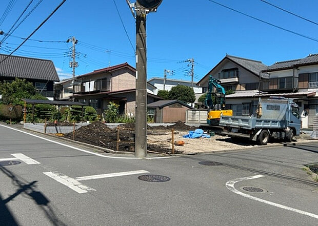 住宅用の土地では前面道路に2m以上接していなければならないと法律で定められています。しかし、お持ちの車のサイズやライフスタイルなどにより、2mでは利便が悪い場合もございますので、事前に確認しましょう。