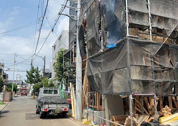 住宅用の土地では前面道路に2m以上接していなければならないと法律で定められています。しかし、お持ちの車のサイズやライフスタイルなどにより、2mでは利便が悪い場合もございますので、事前に確認しましょう。