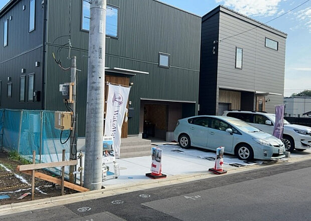 住宅用の土地では前面道路に2m以上接していなければならないと法律で定められています。しかし、お持ちの車のサイズやライフスタイルなどにより、2mでは利便が悪い場合もございますので、事前に確認しましょう。