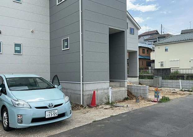 住宅用の土地では前面道路に2m以上接していなければならないと法律で定められています。しかし、お持ちの車のサイズやライフスタイルなどにより、2mでは利便が悪い場合もございますので、事前に確認しましょう。