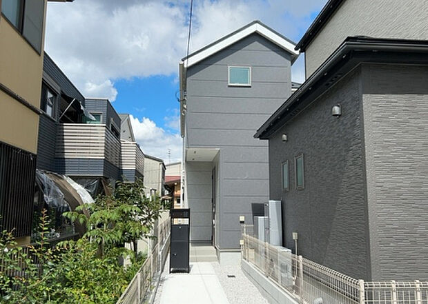 ついに完成致しました!現地をご見学に行く際は、道路の幅や周辺の交通量、施設などをご確認頂くことをおすすめします!物件の流れが早いため、内見をしたい方はお早めに当社営業までお問い合わせ頂きご予約下さい!