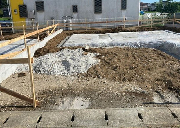 木造住宅とは土台、壁、柱など建築物の強度を支える構造体の材に木が使用されている構造を指します。構造体は建物の自重を支えるだけではなく風圧や水圧、積裁荷重などあらゆる衝撃に耐えるための基礎です。