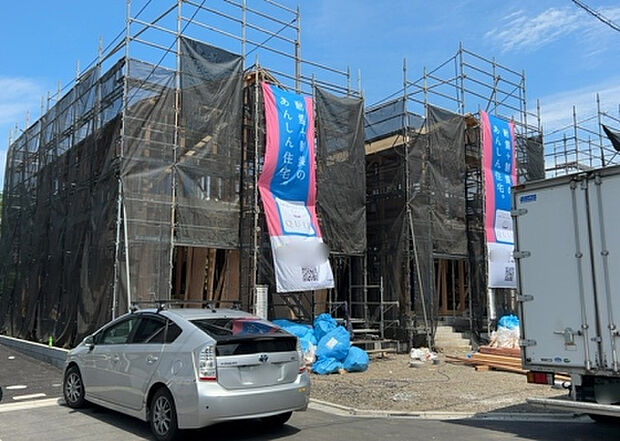 住宅用の土地では前面道路に2m以上接していなければならないと法律で定められています。しかし、お持ちの車のサイズやライフスタイルなどにより、2mでは利便が悪い場合もございますので、事前に確認しましょう。