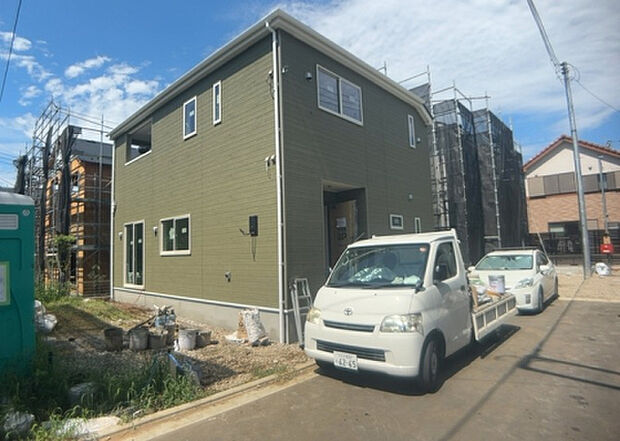 住宅用の土地では前面道路に2m以上接していなければならないと法律で定められています。しかし、お持ちの車のサイズやライフスタイルなどにより、2mでは利便が悪い場合もございますので、事前に確認しましょう。