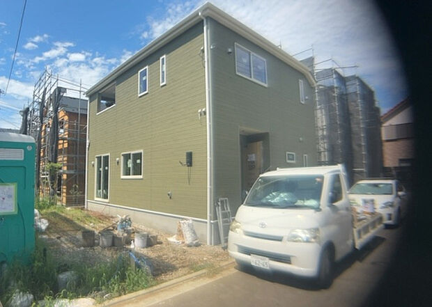 木造住宅とは土台、壁、柱など建築物の強度を支える構造体の材に木が使用されている構造を指します。構造体は建物の自重を支えるだけではなく風圧や水圧、積裁荷重などあらゆる衝撃に耐えるための基礎です。