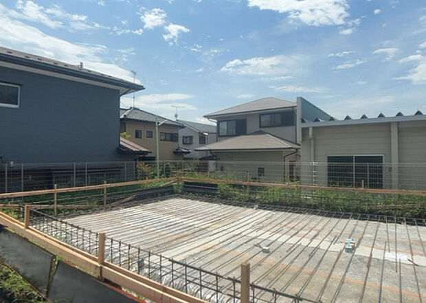 家族でのBBQを行うのであれば3坪程度の広さがあればよいでしょう。ガーデニングや家庭菜園を楽しむ際は、手入れが行き届く範囲にすると安心です。また、庭のある方角や接道が気になる方は事前に確認しましょう。