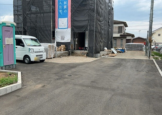 住宅用の土地では前面道路に2m以上接していなければならないと法律で定められています。しかし、お持ちの車のサイズやライフスタイルなどにより、2mでは利便が悪い場合もございますので、事前に確認しましょう。
