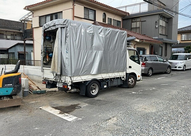 住宅用の土地では前面道路に2m以上接していなければならないと法律で定められています。しかし、お持ちの車のサイズやライフスタイルなどにより、2mでは利便が悪い場合もございますので、事前に確認しましょう。