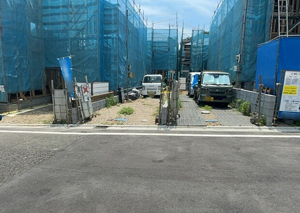 住宅用の土地では前面道路に2m以上接していなければならないと法律で定められています。しかし、お持ちの車のサイズやライフスタイルなどにより、2mでは利便が悪い場合もございますので、事前に確認しましょう。