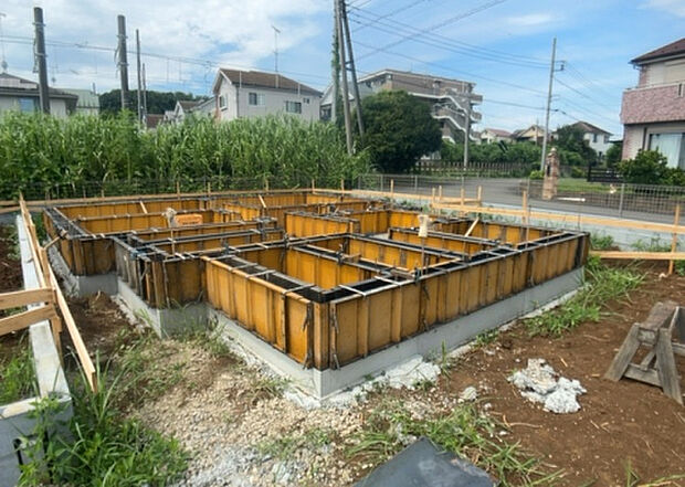 木造住宅とは土台、壁、柱など建築物の強度を支える構造体の材に木が使用されている構造を指します。構造体は建物の自重を支えるだけではなく風圧や水圧、積裁荷重などあらゆる衝撃に耐えるための基礎です。