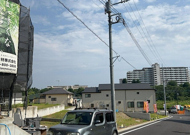 桜や紅葉の名所に出かける人は多いと思いますが、家にいながら季節の移ろいを感じる生活を送りませんか?リビングや窓から見える景色が生活を彩るワンポイントに!現地から見える景色を堪能してみては如何でしょう。