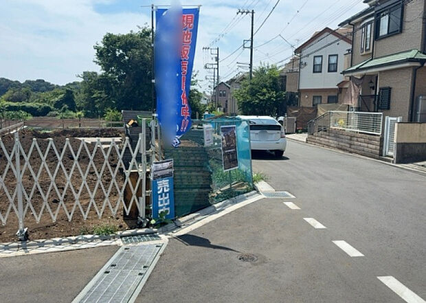 住宅用の土地では前面道路に2m以上接していなければならないと法律で定められています。しかし、お持ちの車のサイズやライフスタイルなどにより、2mでは利便が悪い場合もございますので、事前に確認しましょう。