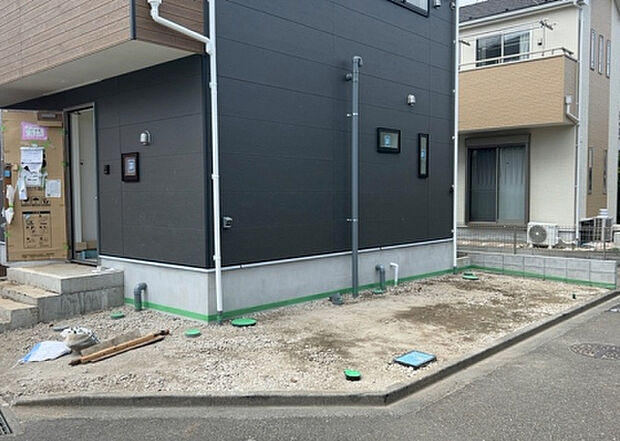 住宅用の土地では前面道路に2m以上接していなければならないと法律で定められています。しかし、お持ちの車のサイズやライフスタイルなどにより、2mでは利便が悪い場合もございますので、事前に確認しましょう。