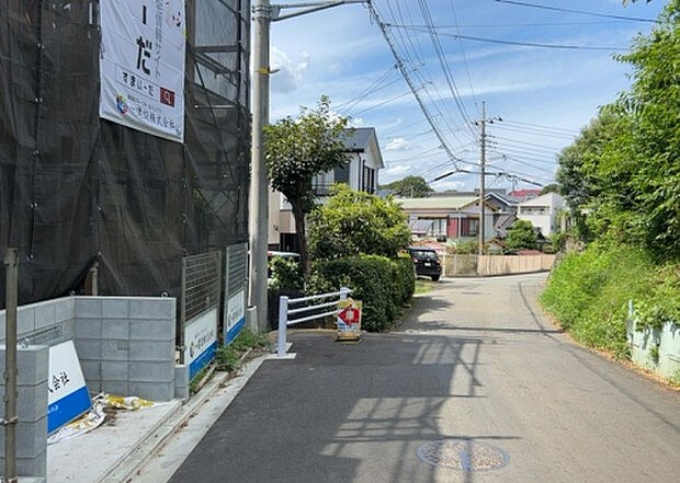 住宅用の土地では前面道路に2m以上接していなければならないと法律で定められています。しかし、お持ちの車のサイズやライフスタイルなどにより、2mでは利便が悪い場合もございますので、事前に確認しましょう。