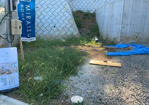 車一台あたりに必要なスペースは、標準サイズの普通自動車で横幅2m50cm、長さ5mは必要になります。ただし、乗降のことも考慮して横幅3m30cm、長さ5m50cmほどは確保できるところを選びましょう。