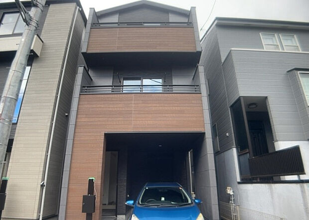 木造住宅とは土台、壁、柱など建築物の強度を支える構造体の材に木が使用されている構造を指します。構造体は建物の自重を支えるだけではなく風圧や水圧、積裁荷重などあらゆる衝撃に耐えるための基礎です。