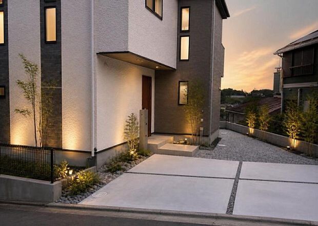 住宅用の土地では前面道路に2m以上接していなければならないと法律で定められています。しかし、お持ちの車のサイズやライフスタイルなどにより、2mでは利便が悪い場合もございますので、事前に確認しましょう。