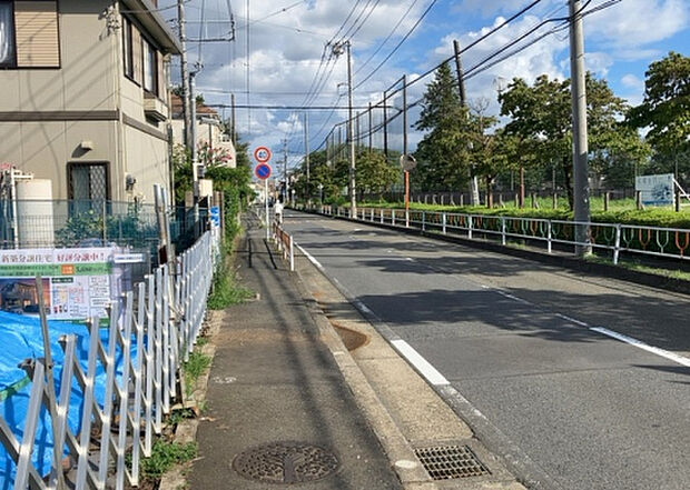 住宅用の土地では前面道路に2m以上接していなければならないと法律で定められています。しかし、お持ちの車のサイズやライフスタイルなどにより、2mでは利便が悪い場合もございますので、事前に確認しましょう。
