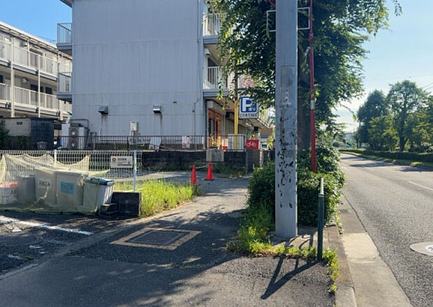 住宅用の土地では前面道路に2m以上接していなければならないと法律で定められています。しかし、お持ちの車のサイズやライフスタイルなどにより、2mでは利便が悪い場合もございますので、事前に確認しましょう。