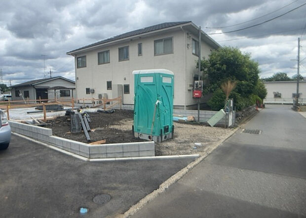 住宅用の土地では前面道路に2m以上接していなければならないと法律で定められています。しかし、お持ちの車のサイズやライフスタイルなどにより、2mでは利便が悪い場合もございますので、事前に確認しましょう。
