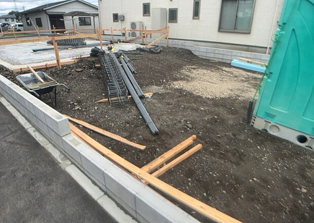車一台あたりに必要なスペースは、標準サイズの普通自動車で横幅2m50cm、長さ5mは必要になります。ただし、乗降のことも考慮して横幅3m30cm、長さ5m50cmほどは確保できるところを選びましょう。